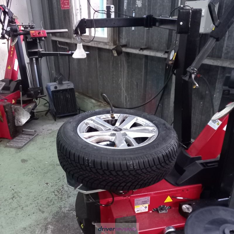 Image #6; Bridgestone Blizzak LM005, 215/65 R17 H; Audi Q3