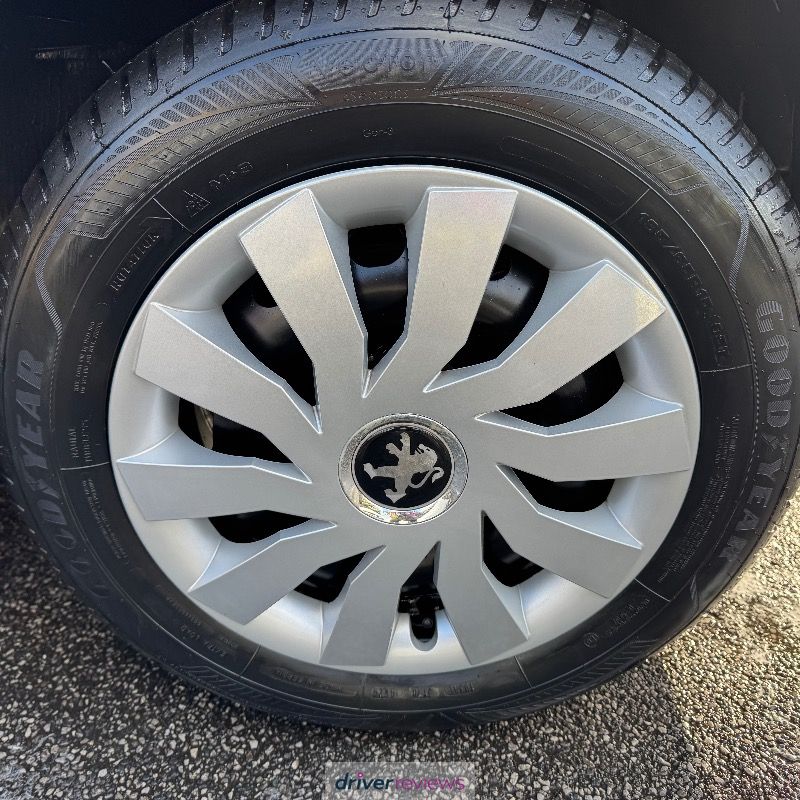Goodyear Vector 4Seasons Gen-3 215/60 R17 at Blackcircles.com