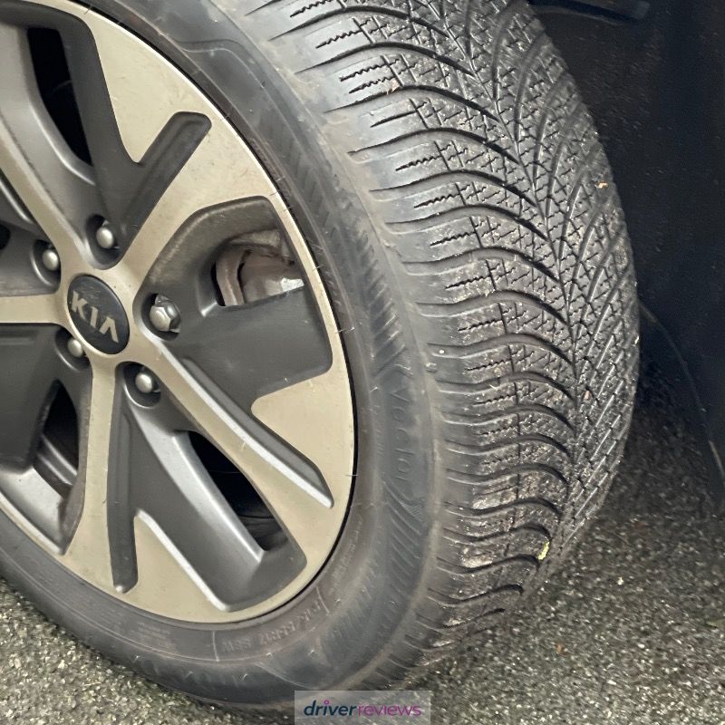 Goodyear Vector 4Seasons Gen-3 215/55 R17 at Blackcircles.com