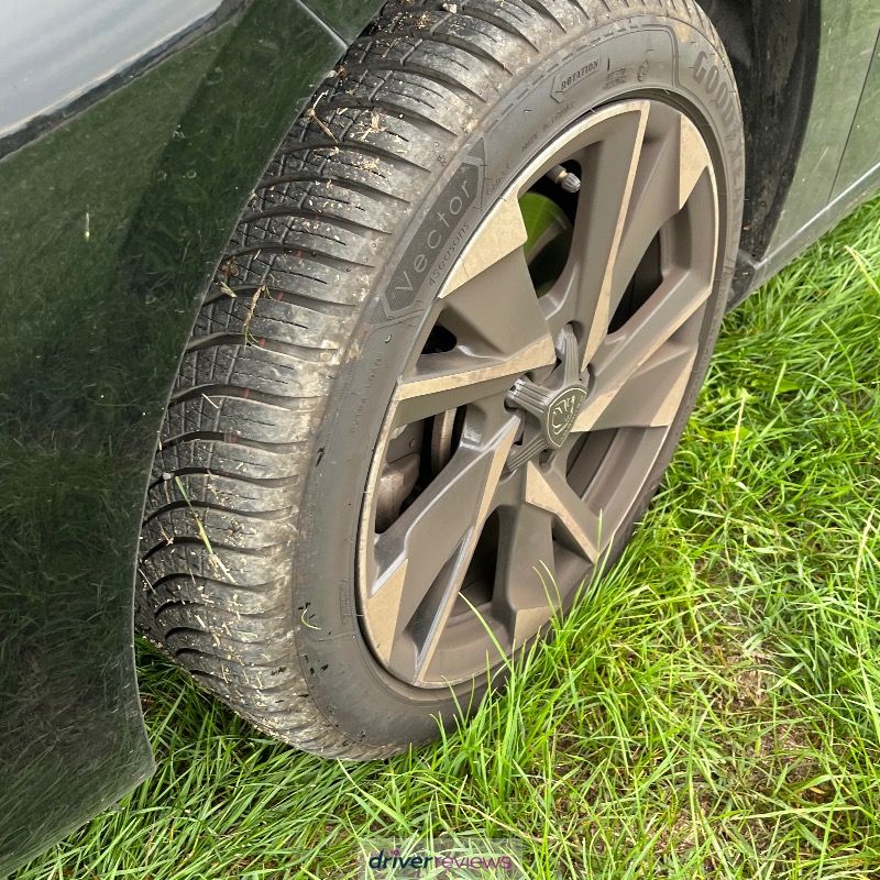 Image #2; Goodyear Vector 4Seasons Gen-3, 225/45 R17 W; Peugeot 308