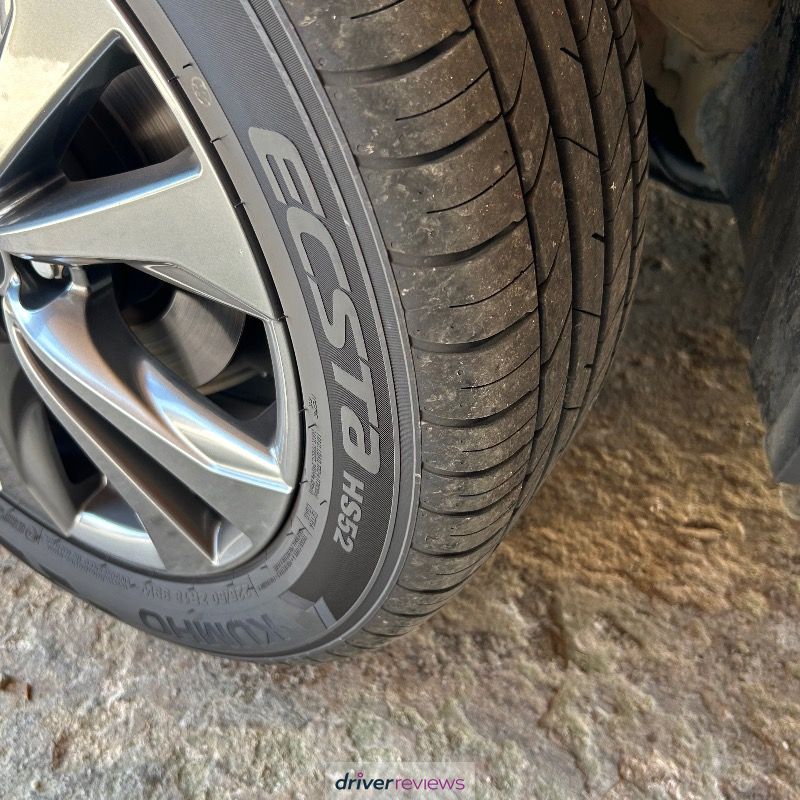 Image #2; Kumho Ecsta HS52, 225/50 R18 W; Lexus UX