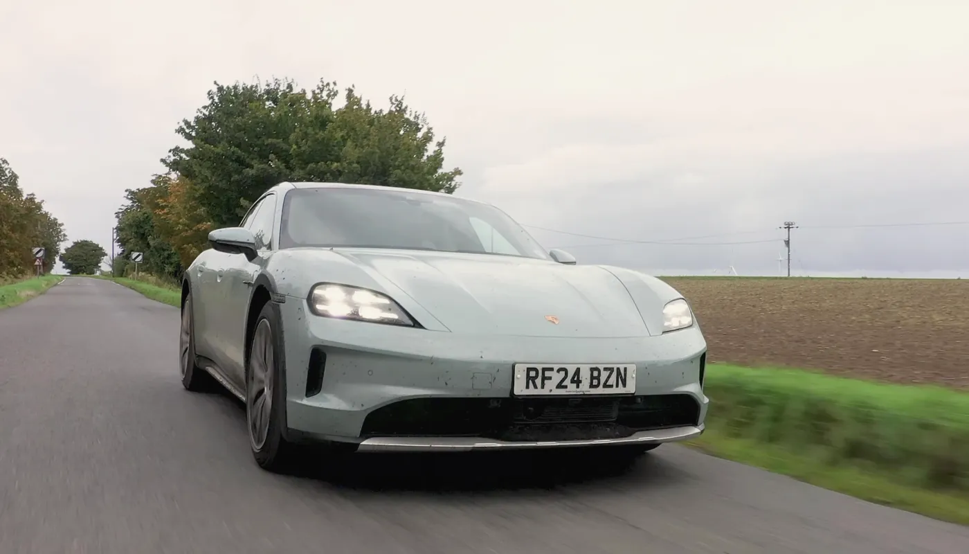 El Porsche Taycan circula por la carretera