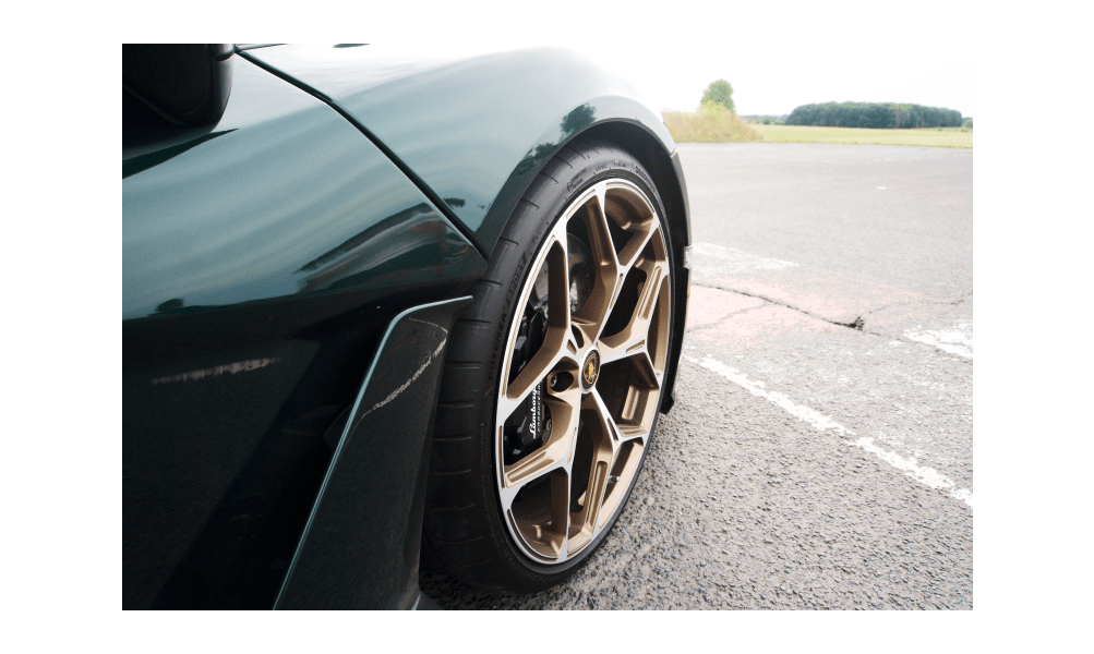 Ein Bild des Lamborghini Revuelto, der auf einer Rennstrecke geparkt ist