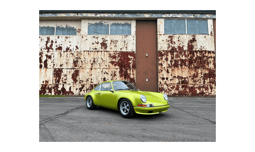 Porsche 911K Tuthill vor einem Hangar geparkt