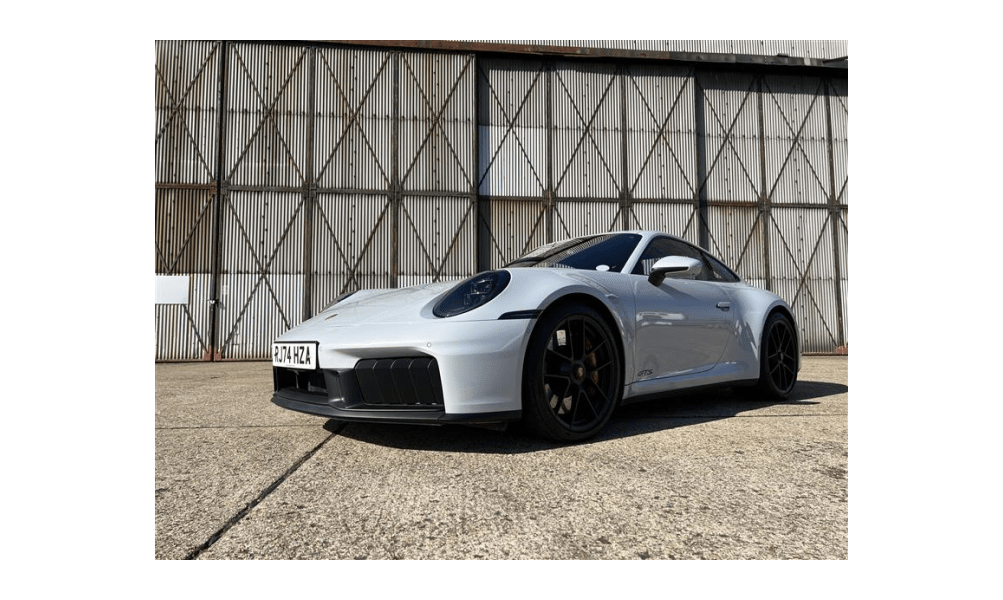 Porsche 911 vor einem Flugzeughangar geparkt