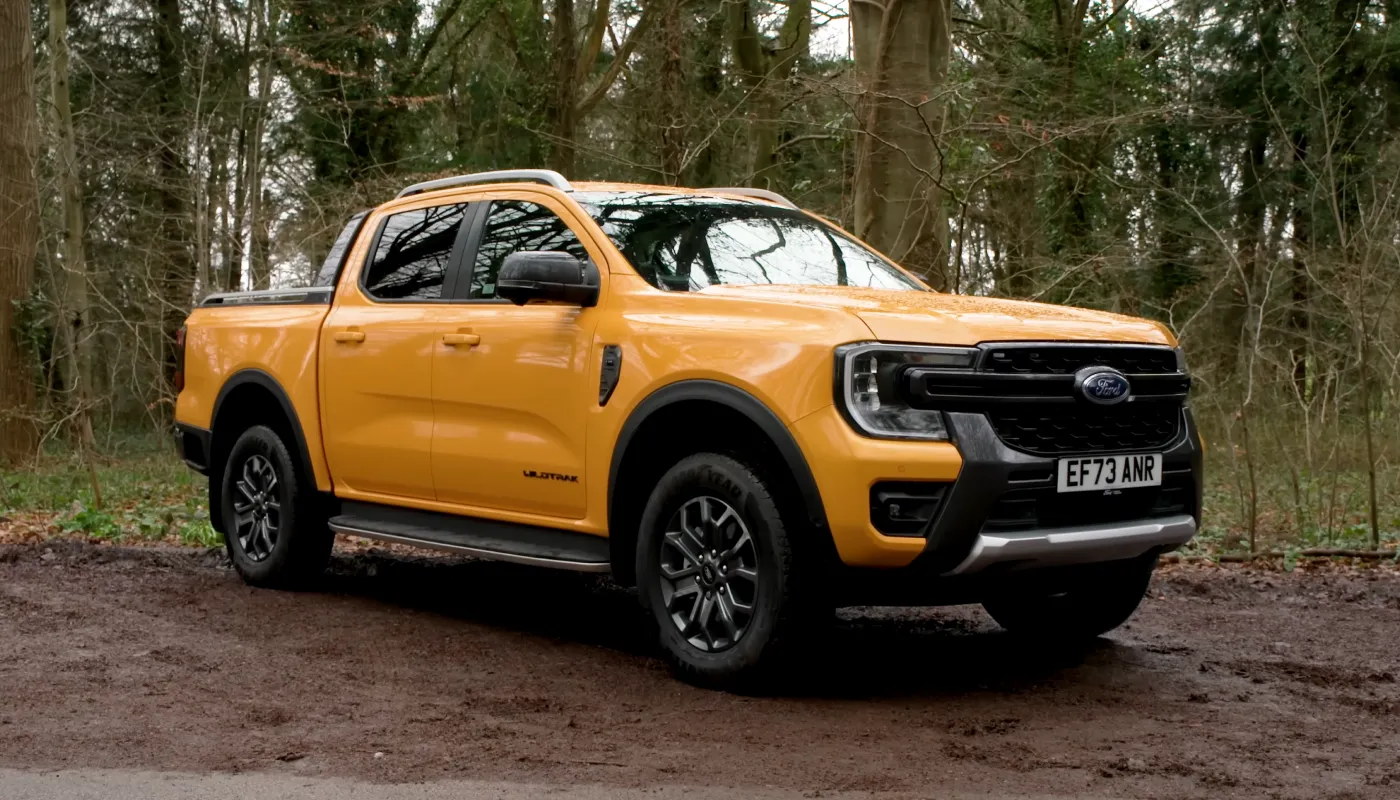 O fotografie cu un Ford Ranger parcat într-o zonă împădurită