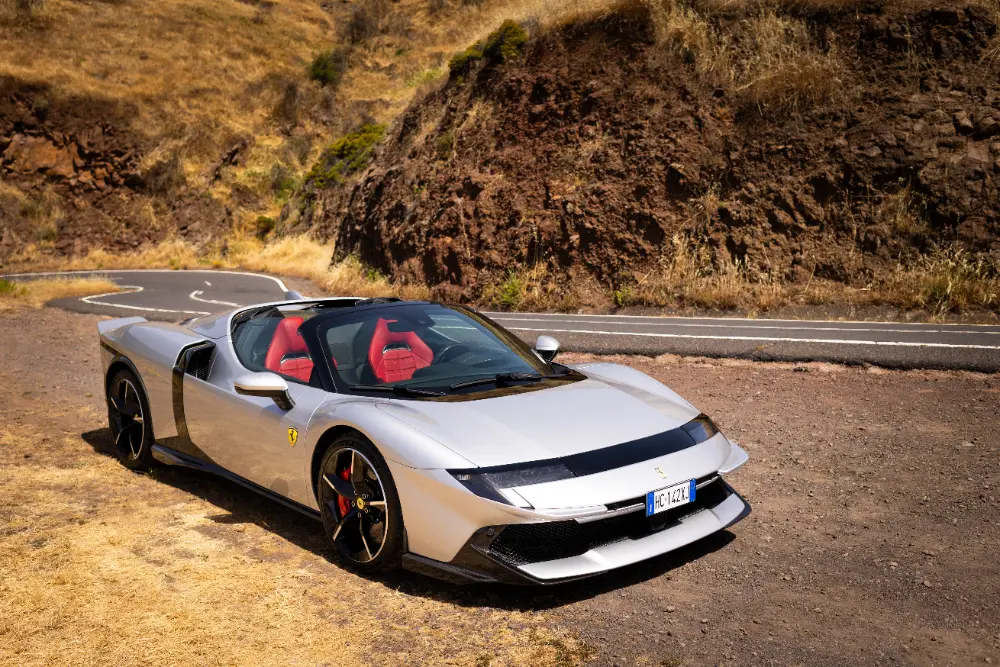Framifrån av Ferrari 849 Testarossa