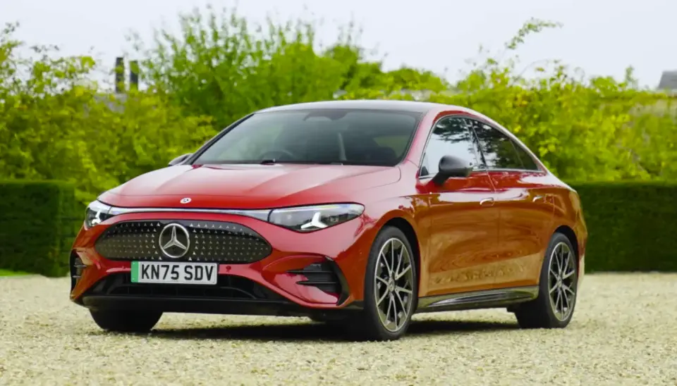 Mercedes-Benz CLA 250+ Electric på grus, framifrån