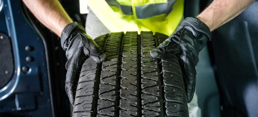 Mekanikern håller i däcket inför däckbytet