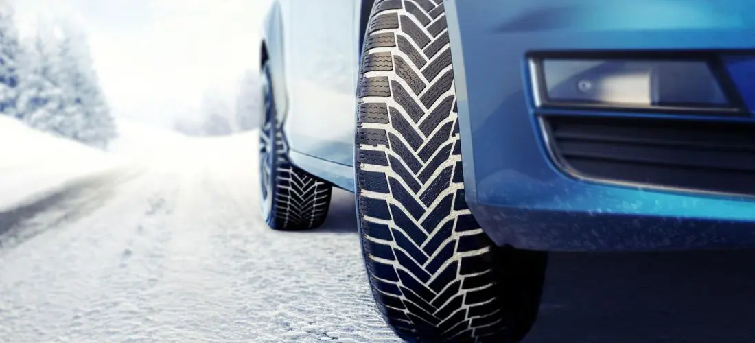 Michelin Alpin 6 montiert auf blauem Fahrzeug in Schneelandschaft