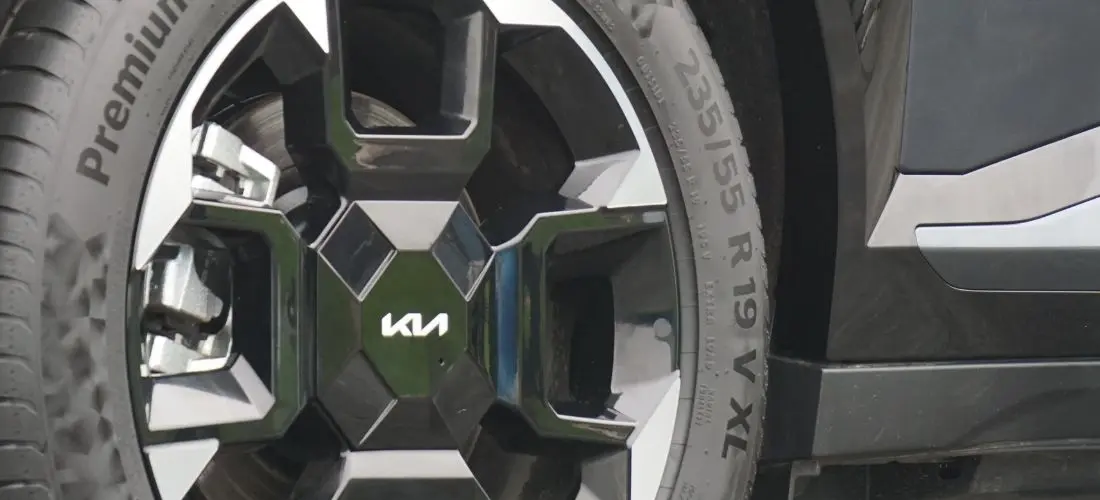 235/55 R19 V XL-däck monterade på Kia