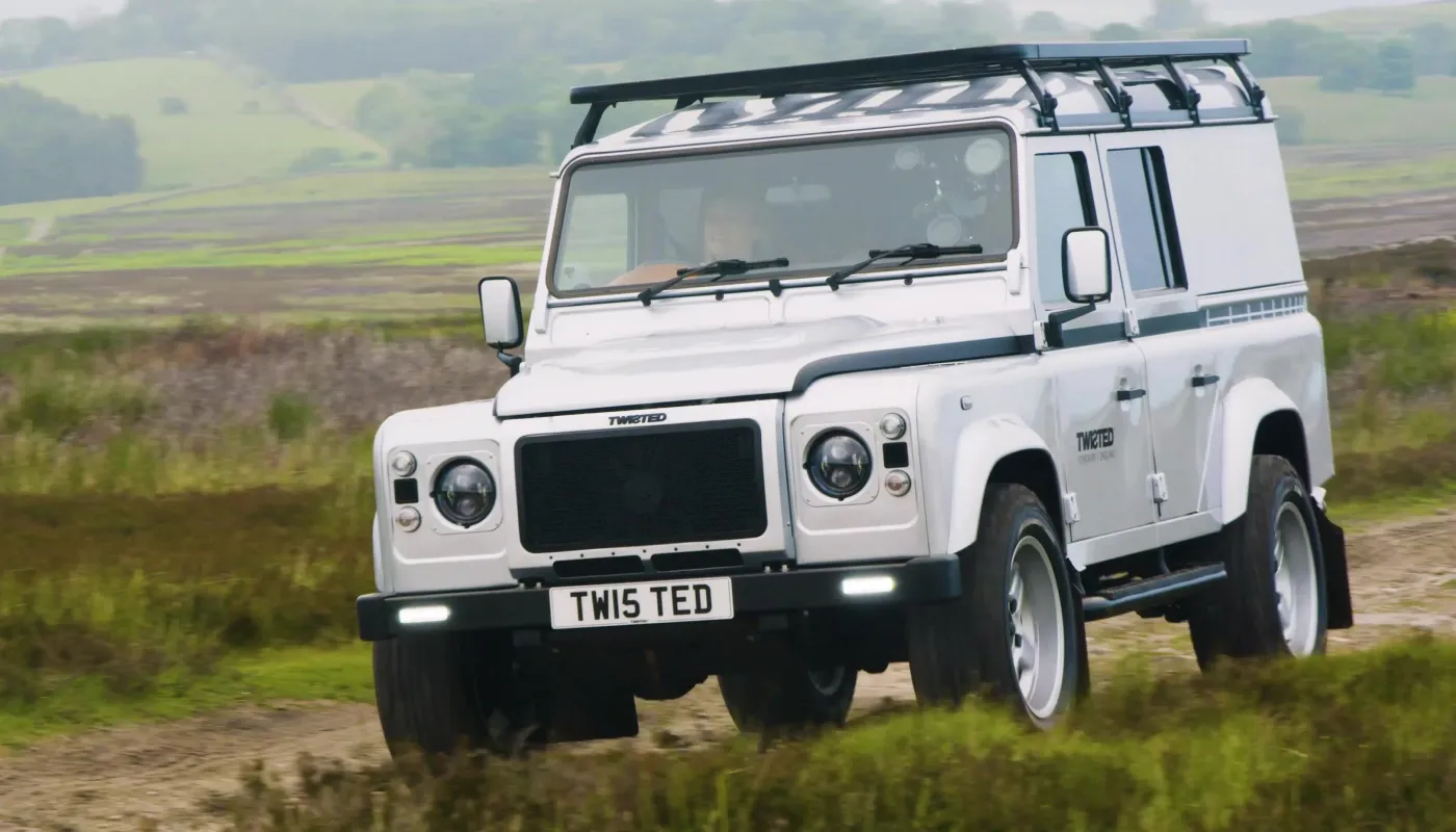 Land Rover Defender, reproiectat de Twisted, se deplasează pe teren accidentat