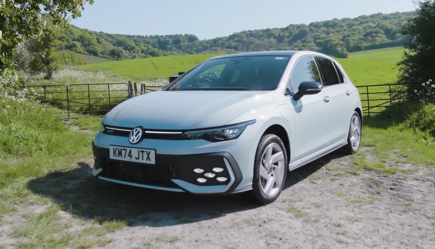 O fotografie cu modelul Volkswagen Golf GTE Mk8.5, parcat într-un câmp