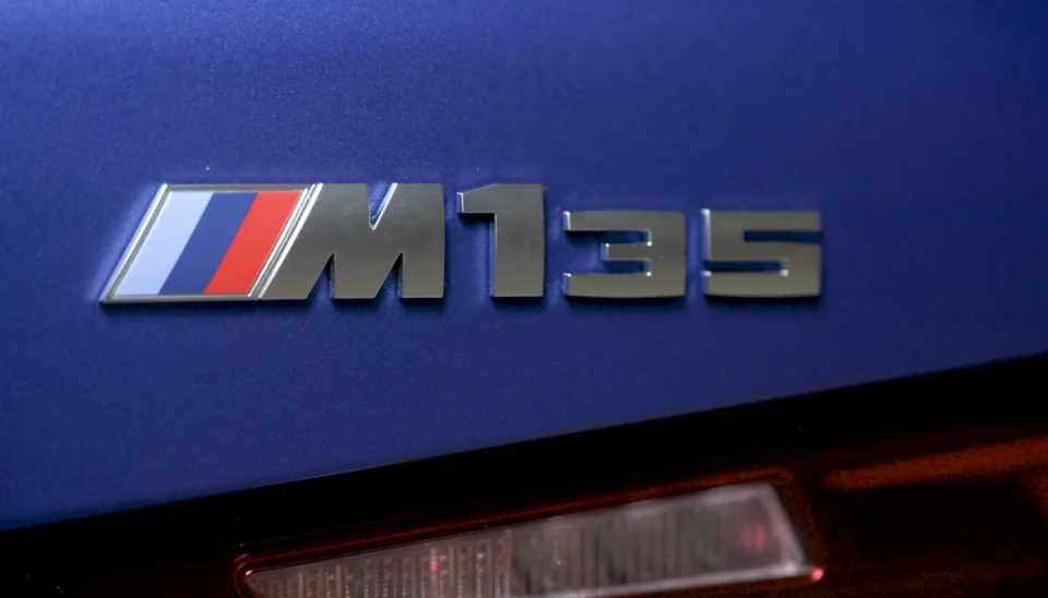 Un BMW M135 aparcado en un estudio