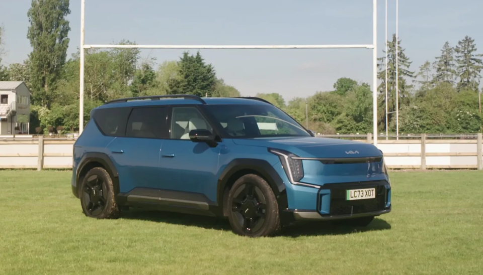 KIA EV9 auf einem Feld geparkt