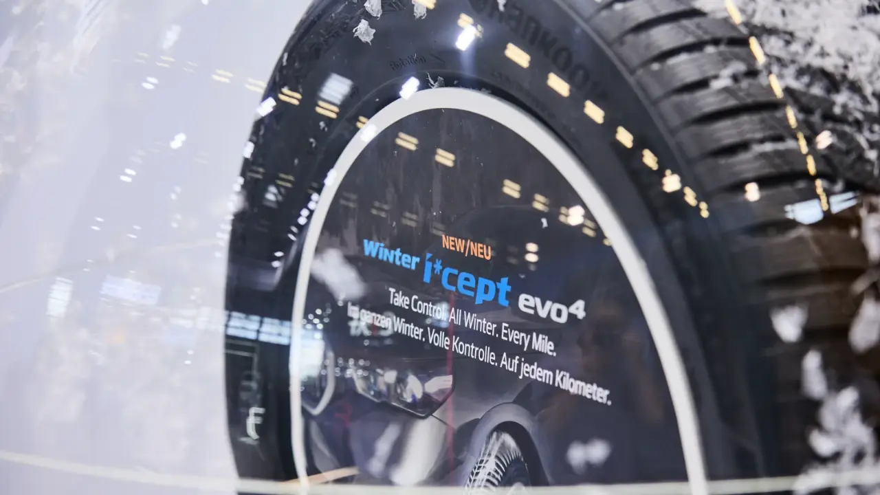 Primer plano del Hankook Winter i*cept evo 4 detrás de una vitrina de cristal