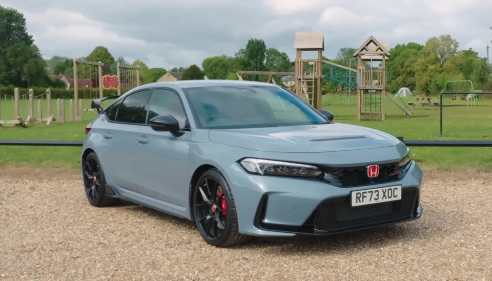 Ein Honda Civic Type R fährt auf der Straße