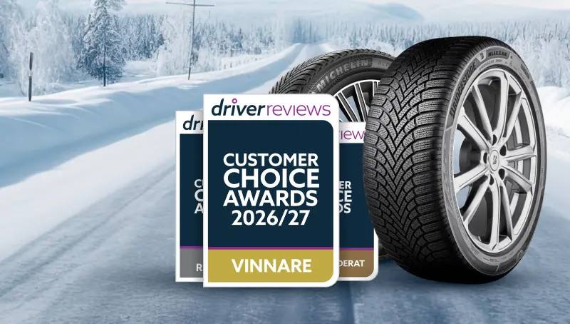 Vinterdäck på en snötäckt väg med märken från DriverReviews Customer Choice Awards 2026/27, med märket Vinnare längst fram
