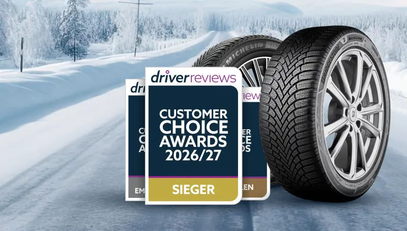 Winterreifen auf verschneiter Straße mit Abzeichen der DriverReviews Customer Choice Awards 2026/27, vorne das Abzeichen „Sieger“