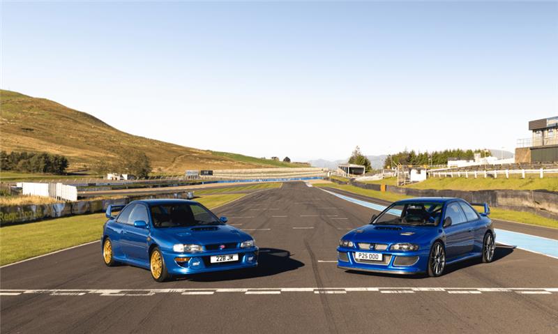 Prodrive P25 und Subaru 22B geparkt auf der Hauptgeraden des Knockhill Race Circuit
