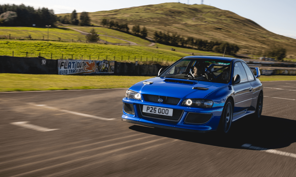 Prodrive P25 auf der Strecke am Knockhill Race Circuit