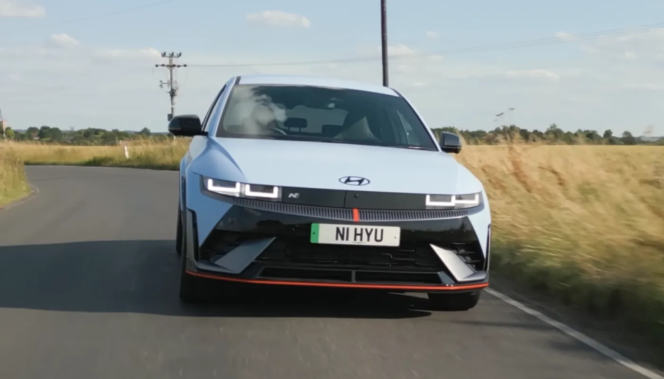 Hyundai Ioniq 5 N fährt auf einer Straße