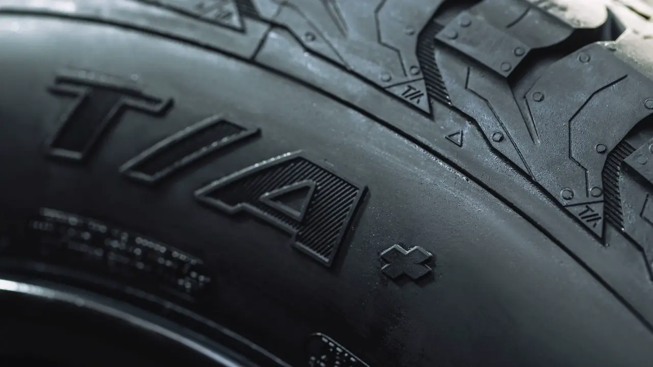 Nahaufnahme der Seitenwand des BFGoodrich Trail-Terrain T/A+-Reifens