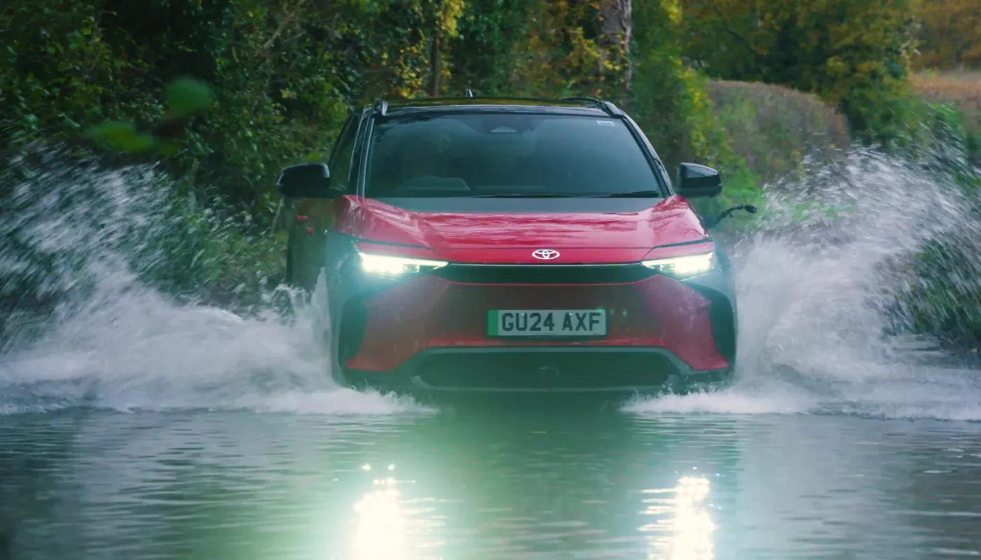 Toyota bZ4X fährt durch Wasser