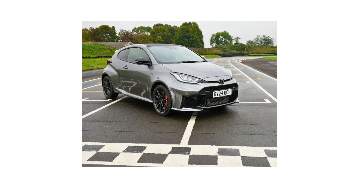 Toyota GR Yaris auf einer Rennstrecke geparkt