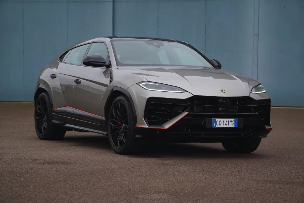 Lamborghini Urus SE frontvy i Grigio Antares med röda accenter i DriverReviews test