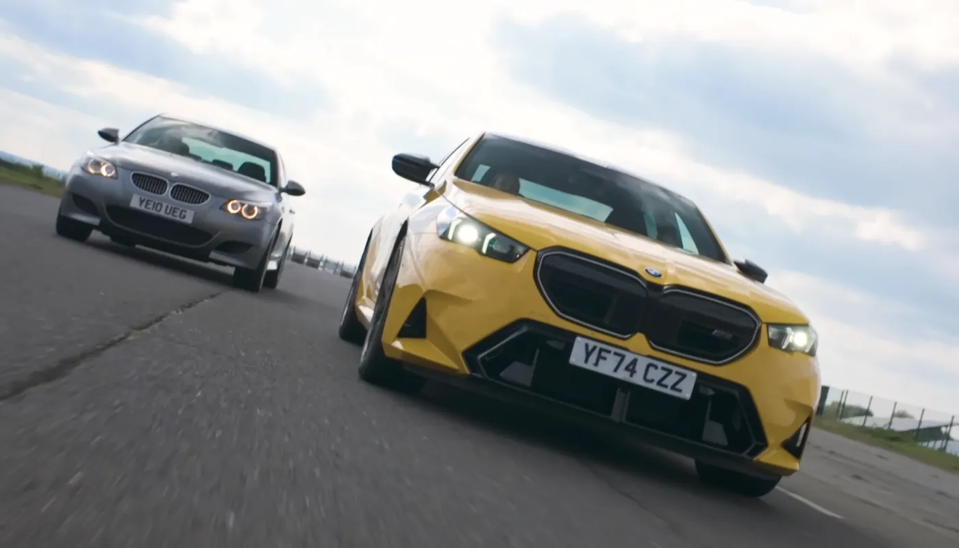Zwei BMW M5, einer älter in Grau, der andere modern in Gelb