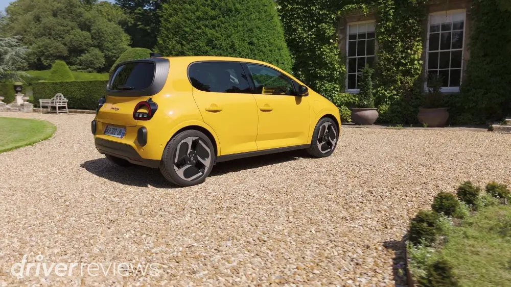 Imagen en miniatura del Renault Twingo E-Tech con Vicki Butler-Henderson junto a un coche de pruebas amarillo