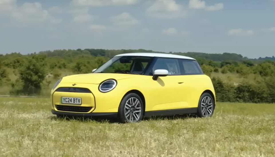 MINI Electric auf einem Feld geparkt