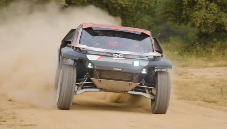 Vehículo de rally raid Dacia Sandrider en carretera sin asfaltar, vista frontal