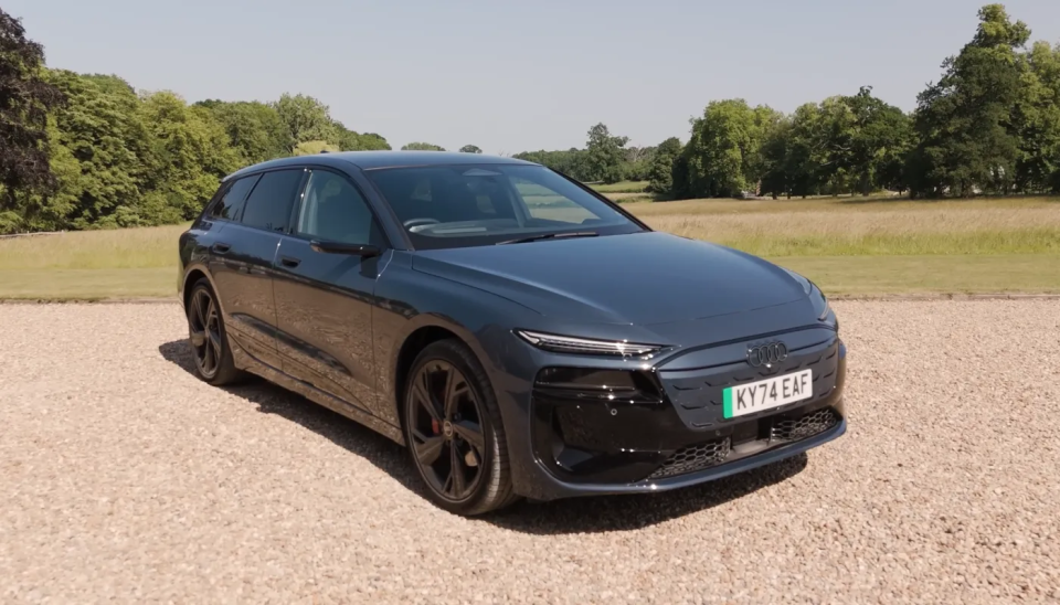 O fotografie cu modelul Audi A6 Avant e-tron parcat în fața unui câmp