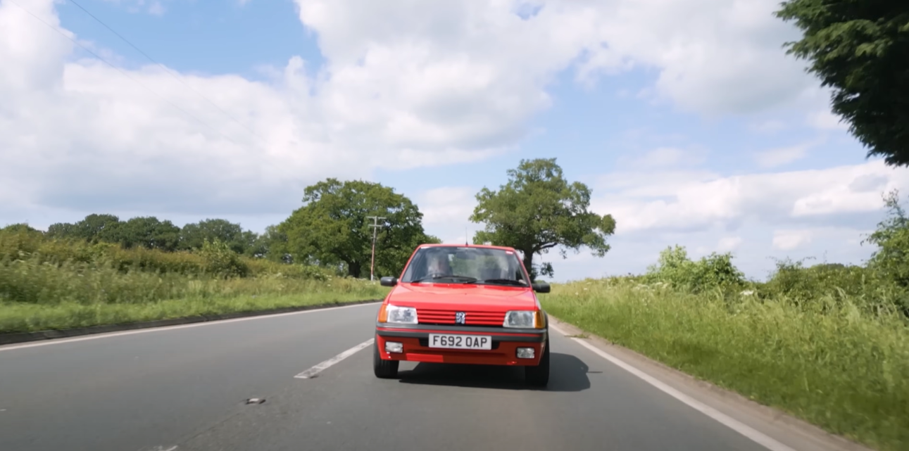 Peugeot 205 GTI Tolman Edition fährt auf der Straße