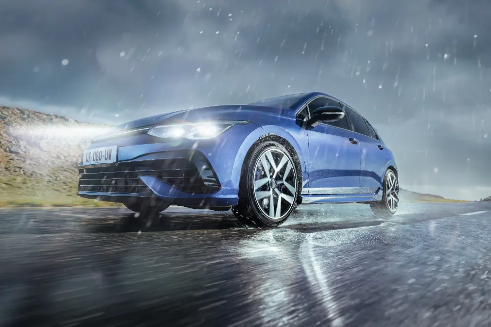 Coche circulando bajo la lluvia