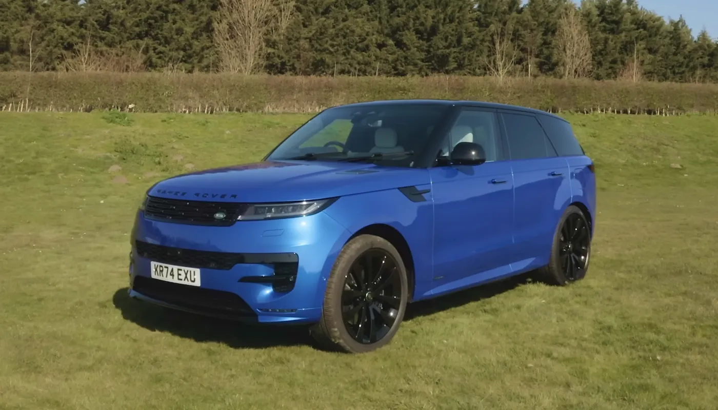 Blauer SUV auf einer Wiese