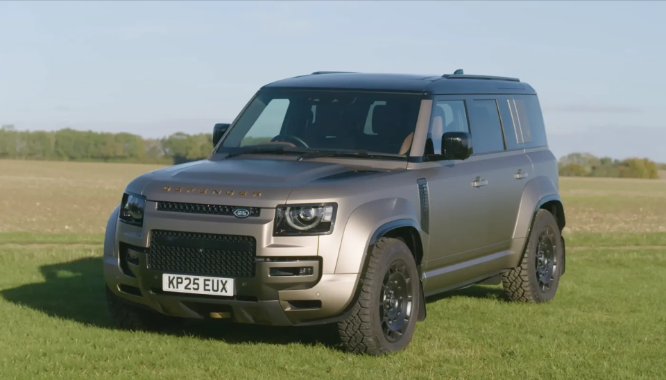Land Rover Defender Octa på gräs, framifrån