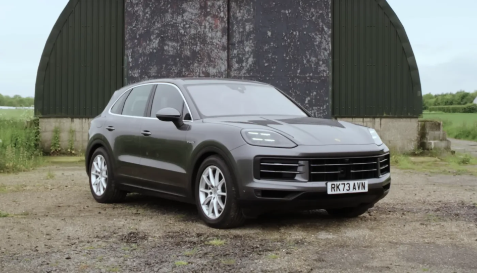 "Der neue Porsche Cayenne E-Hybrid verbindet SUV-Praktikabilität mit modernster Leistung, hier zu sehen bei einem Landschaftsdreh.