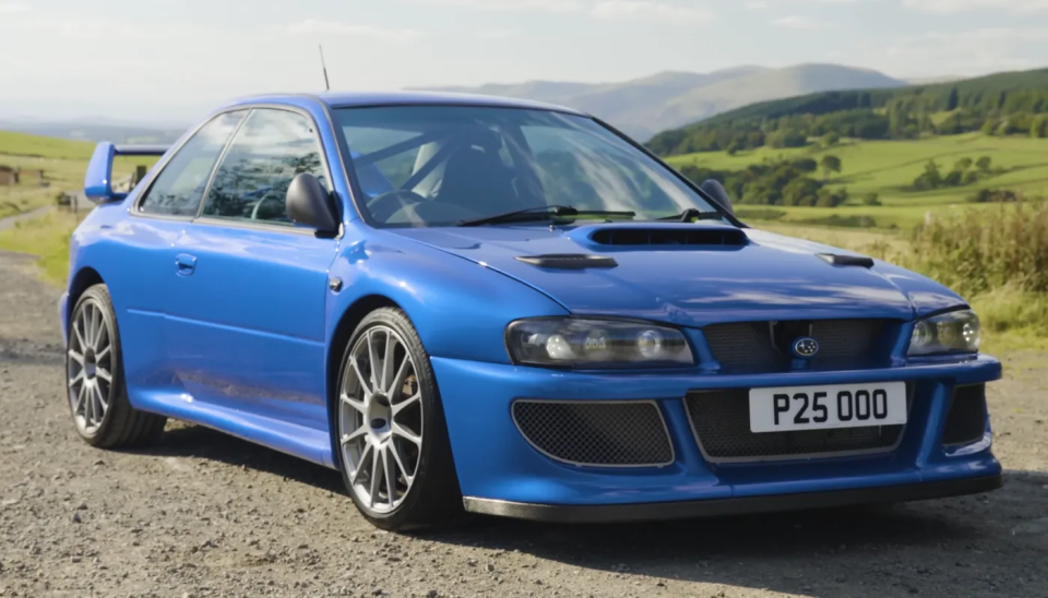 Imagine cu modelul Prodrive P25 pe fundalul unui peisaj pitoresc