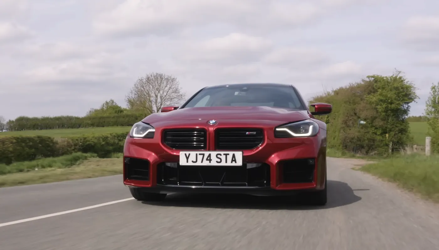 BMW M2 fährt auf der Straße