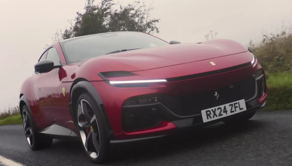 Un Ferrari Purosangue circulă pe un drum