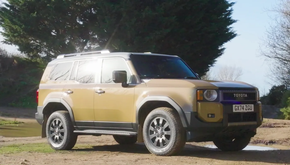 Toyota Land Cruiser auf einem Hügel geparkt