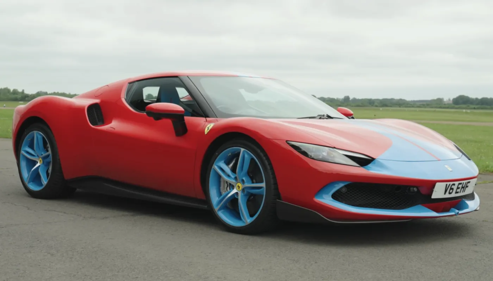 En bild av en Ferrari 296 GTB som står parkerad på en racerbana