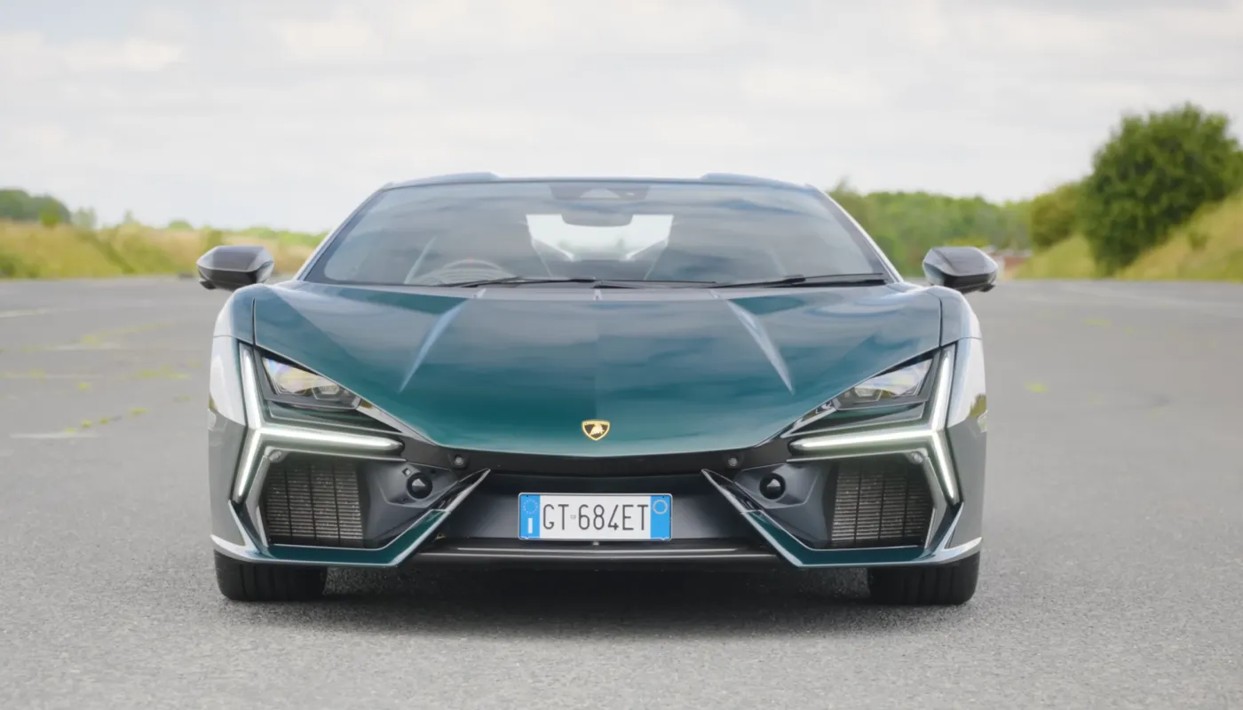 Ein Bild des Lamborghini Revuelto, der auf einer Rennstrecke geparkt ist