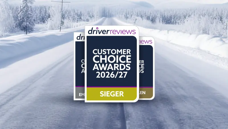 Winterreifen auf verschneiter Straße mit Abzeichen der DriverReviews Customer Choice Awards 2026/27, vorne das Siegel „Sieger“
