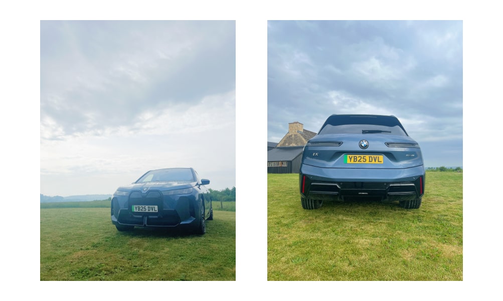 Außenaufnahmen des BMW iX stehend auf einem Feld