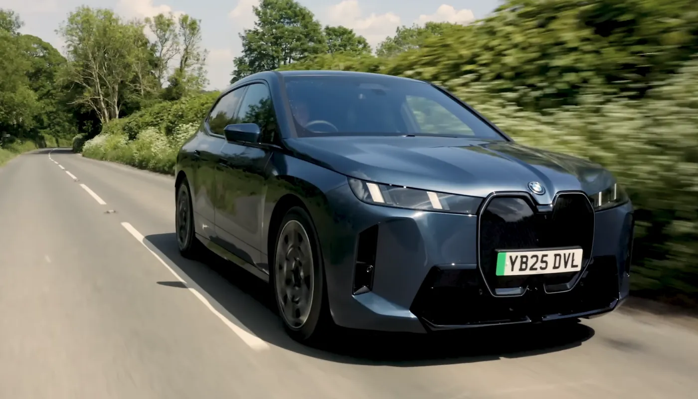Imagen del BMW iX circulando por la carretera