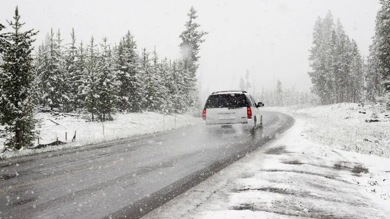 Weißes Fahrzeug auf vereister Winterstraße
